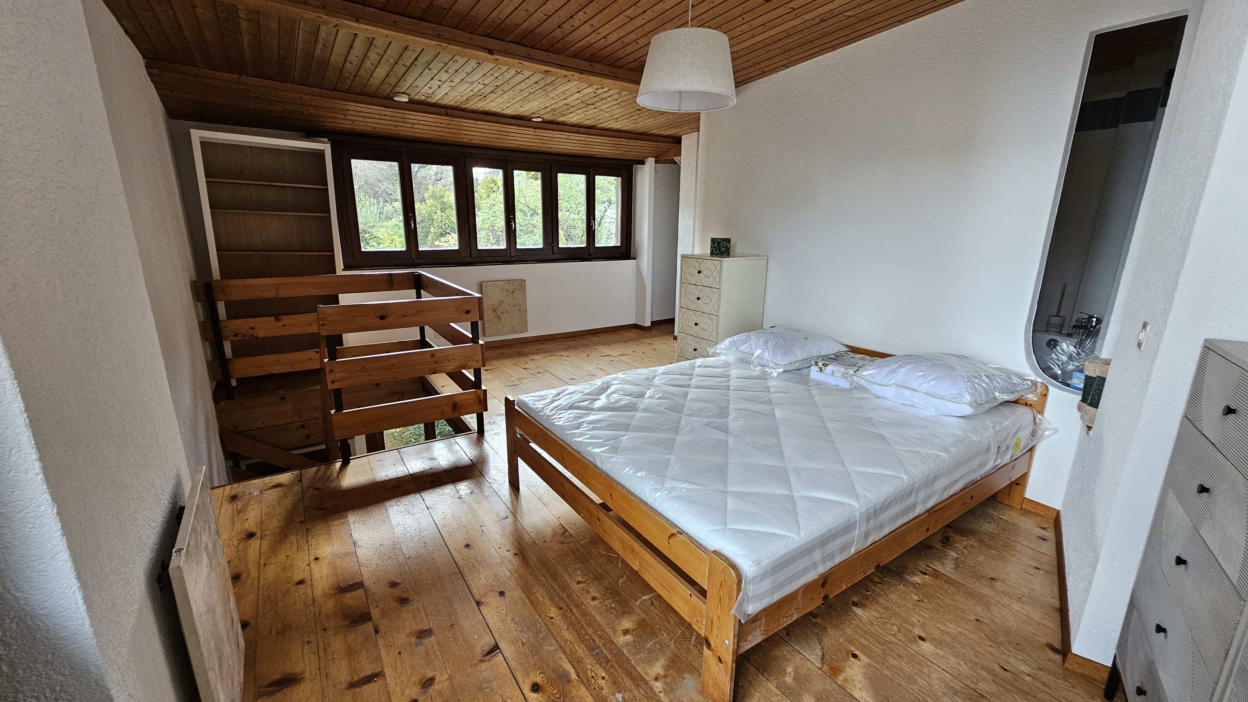 Léman Upper Floor and Closet